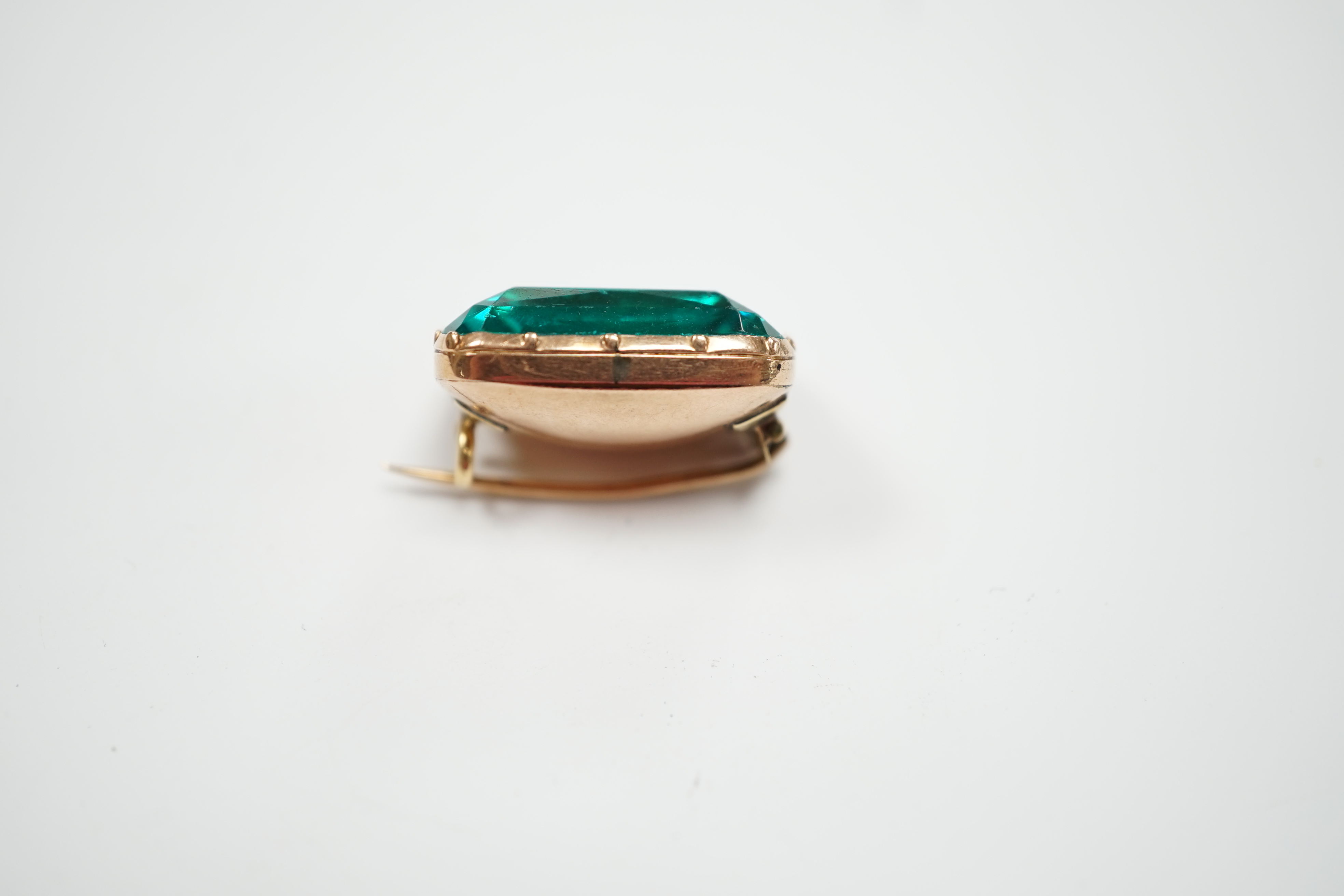 A Victorian yellow metal and green paste set brooch, 20mm.